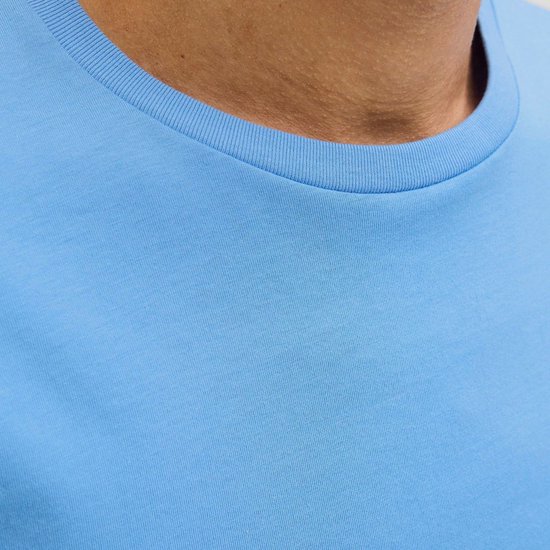 Close-up van de ronde hals van een blauwe T-shirt.
