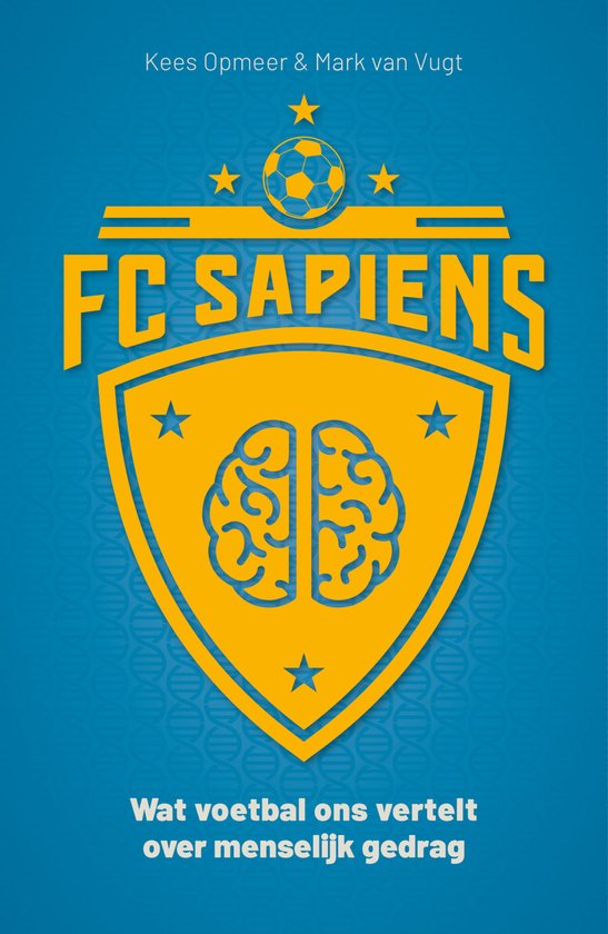 FC Sapiens boek, met een geel logo van een schild met een voetbal bovenin en een brein in het midden, op een blauwe achtergrond. Tekst: 'Kees Opmeer & Mark van Vugt FC Sapiens Wat voetbal ons vertelt over menselijk gedrag'.