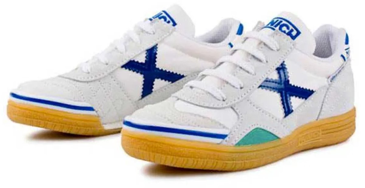 Witte MUNICH Gresca IN zaalvoetbalschoenen voor jongens en meisjes, met blauwe accenten en een stevige rubberen zool.