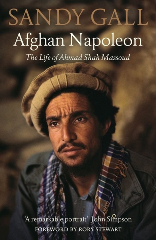 Boekcover van 'Afghan Napoleon: The Life of Ahmad Shah Massoud' met een portret van Massoud met een traditionele pakol-muts en sjaal.