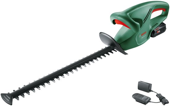 Groene Bosch heggenschaar met lange zwarte messen, een accu en lader op een witte achtergrond.