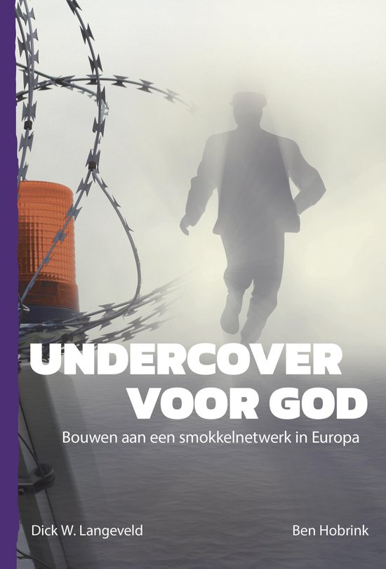 Boekcover 'Undercover voor God'. Silhouet van man met hoed en jas, rennend in mistige omgeving met prikkeldraad.