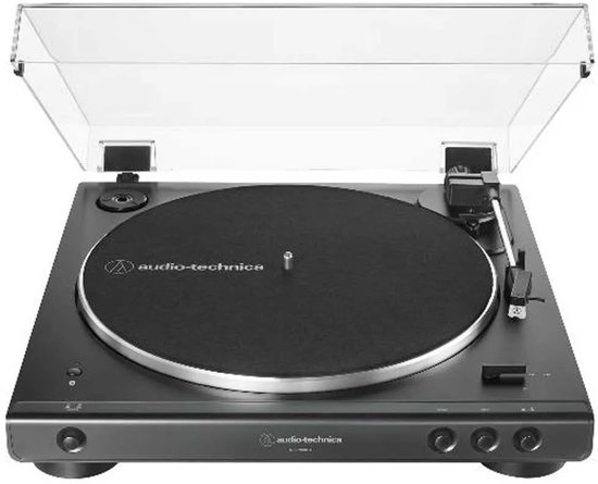 Zwarte platenspeler van Audio-Technica met open klep, ronde mat en toonarm.