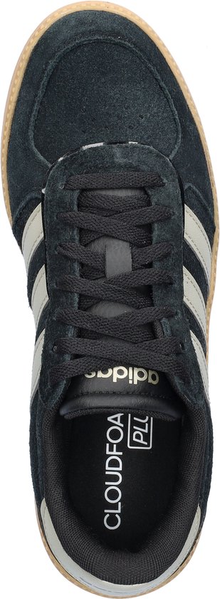 Zwarte Adidas sneaker met beige strepen en zool, en "Cloudfoam Plus" inlegzool.