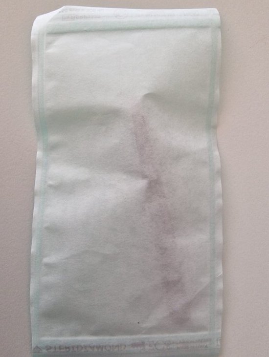 Emballage aux bords verts, papier légèrement texturé.