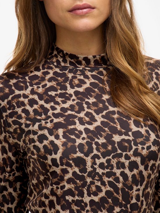 Dames T-shirt met lange mouwen en een bruin luipaardprint met hoge hals. Close-up van de print.