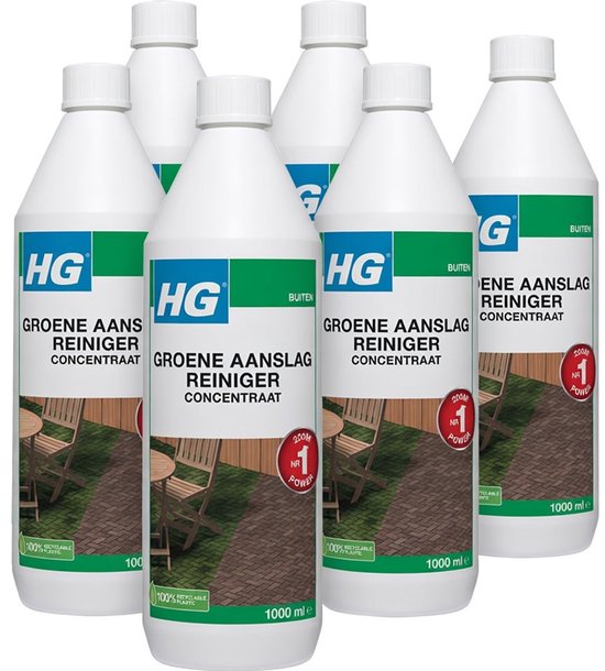 Zes flessen HG Groene Aanslagreiniger Concentraat van 1000 ml. Met groene en witte etiketten. Op de achtergrond is een tuinpad te zien.