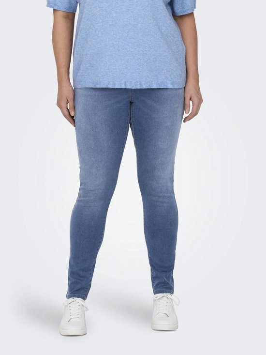 Model draagt blauwe spijkerbroek en lichtblauwe top.