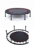 Zwarte trampoline met rode rand, van bovenaf en van onderaf met zichtbare veren.