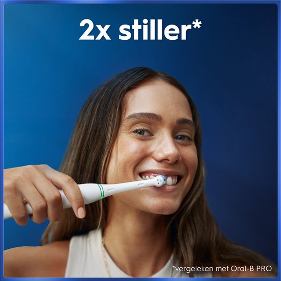 Vrolijke vrouw met bruine ogen poetst haar witte tanden met een witte Oral-B elektrische tandenborstel met groene accenten.