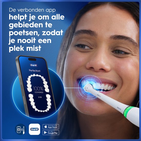 Vrouw poetst tanden terwijl ze naar een smartphone kijkt die de Oral-B app toont met '100% Covered'.