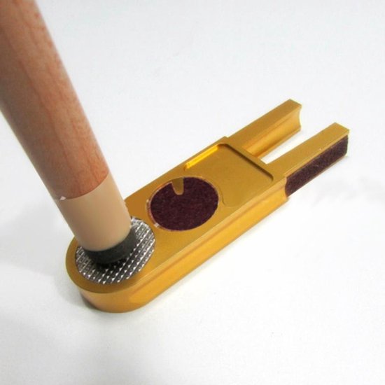 Lisseur de pointe de queue de billard doré avec un bois de queue appliqué sur la surface métallique à pois.