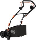 Zwarte en oranje BLACK+DECKER verticuteerder met opvangzak, op een witte achtergrond.