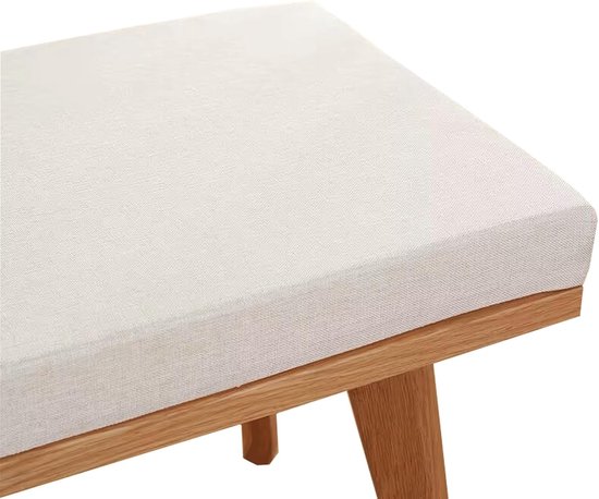 Wit stoffen bankkussen op houten bankje.