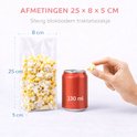 Transparant blokbodem traktatiezakje gevuld met popcorn, naast een rode 330 ml drankblikje. Afmetingen 25 x 8 x 5 cm.