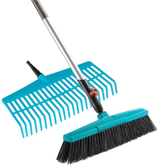 Een GARDENA combisysteem bezem met een turquoise borstel en een blauwe hark met oranje sluiting, bevestigd aan een zilverkleurige steel.