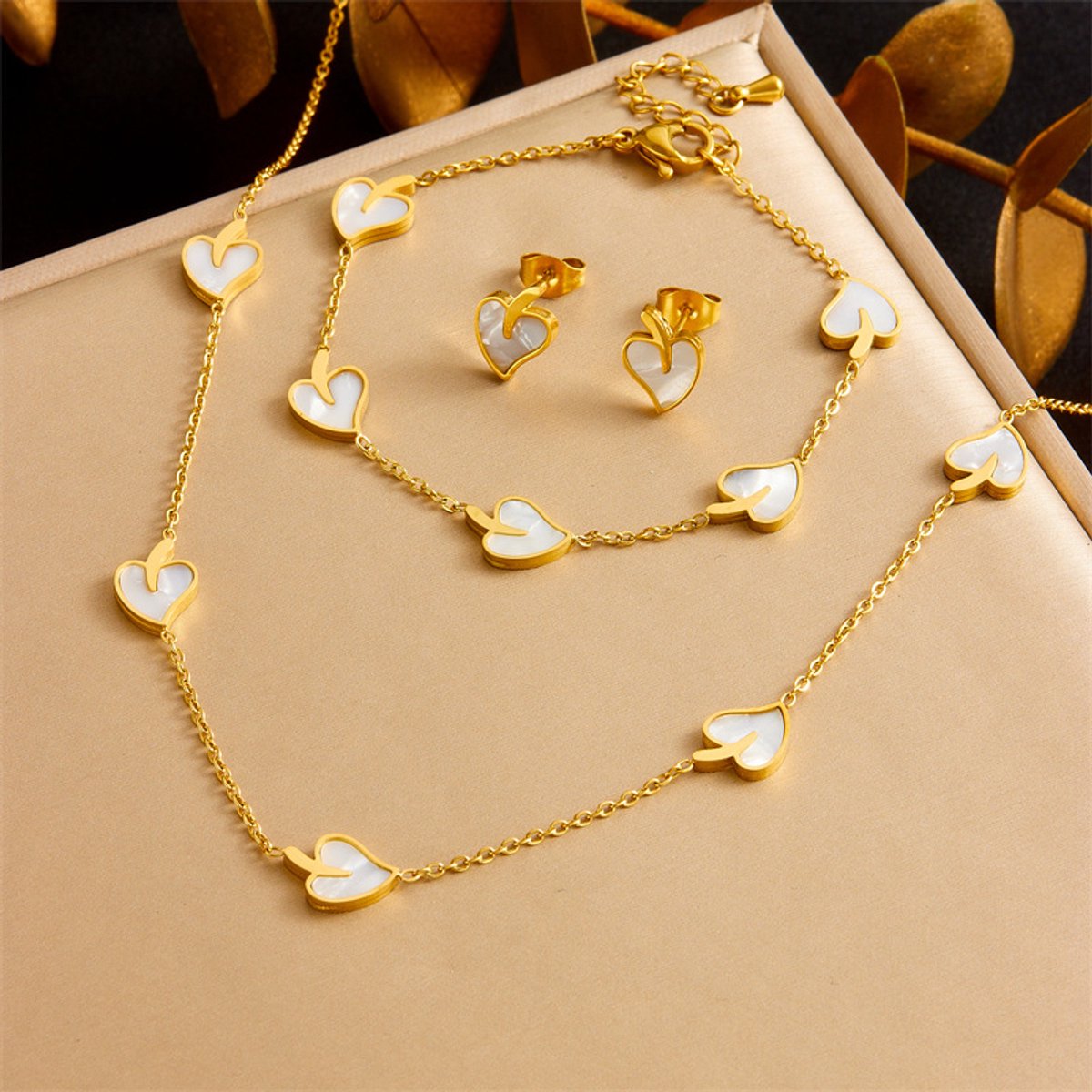Glintweave – Roestvrijstalen Sieradenset met Schelp Hartjes – 18K Verguld – Ketting, Armband & Oorstekers – Dames – Goud/Wit