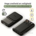 Zwarte powerbank met 22.5W snelladen en een andere met 3 ingebouwde kabels.