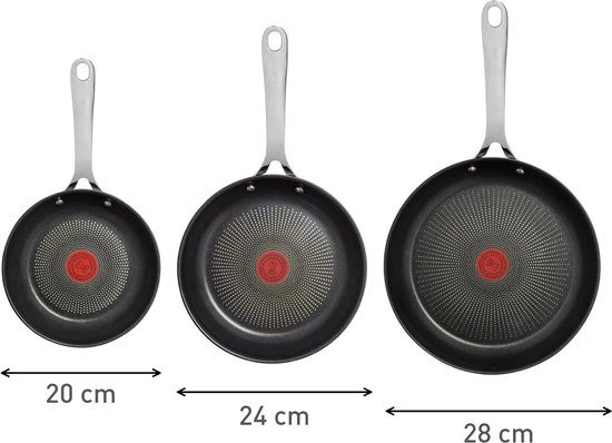Drie koekenpannen van roestvrij staal met antiaanbaklaag in maten 20, 24 en 28 cm.