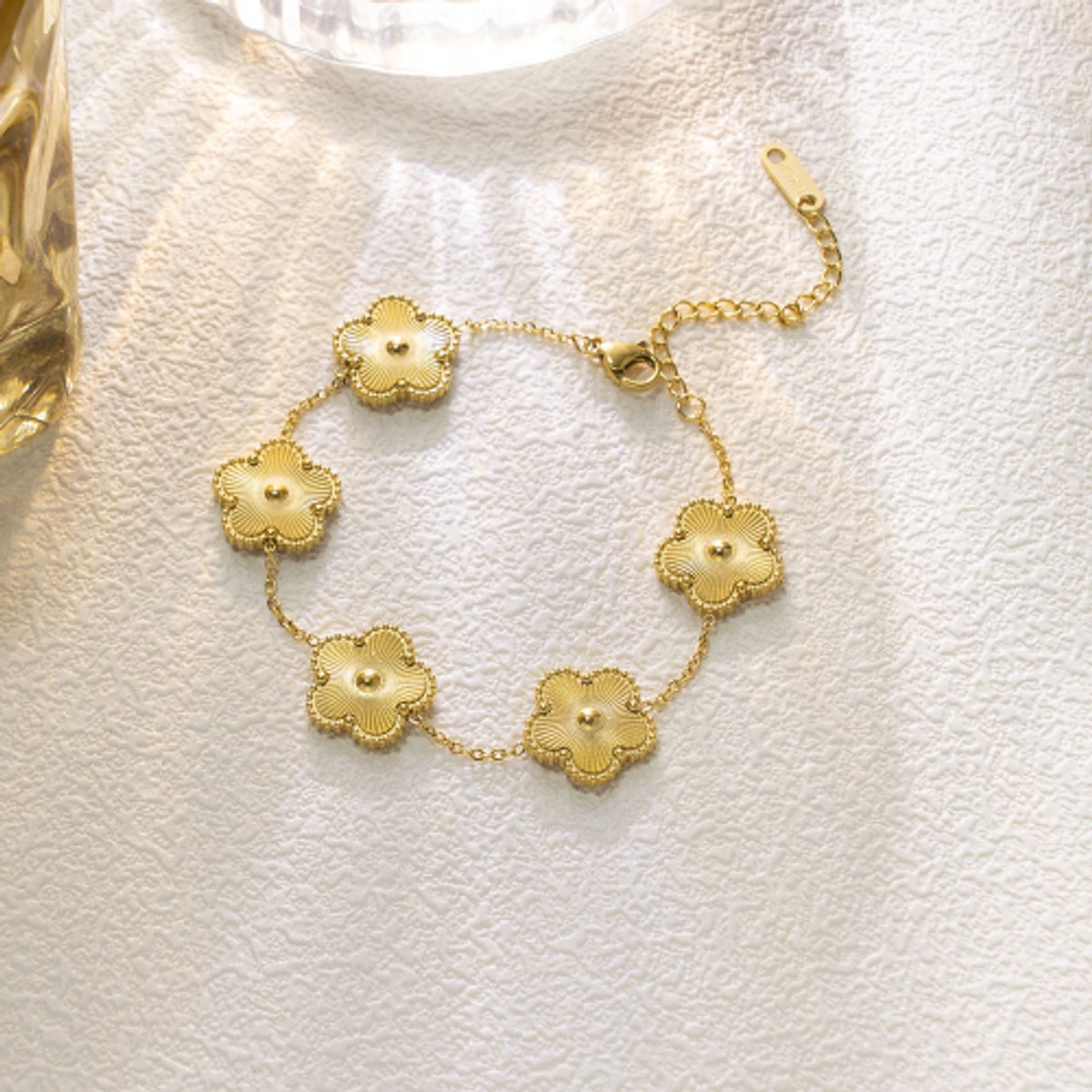 Glintweave – Roestvrijstalen Armband met Vijf Gouden Bloemhangers – 18K Verguld – Dames – Goud
