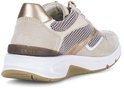 Crème leren sneaker, achterkant met beige suède en gouden accenten.