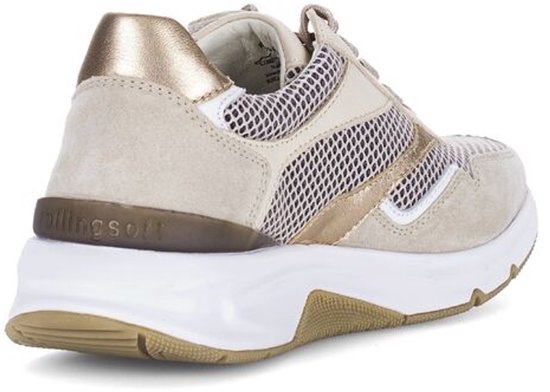 Crème leren sneaker, achterkant met beige suède en gouden accenten.