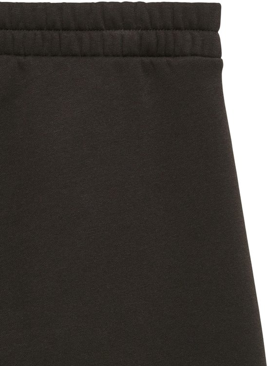 Close-up van de elastische tailleband van een bruine joggingbroek.