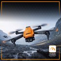 Oranje drone met camera vliegt door bergachtig landschap. De drone heeft 3 snelheden.