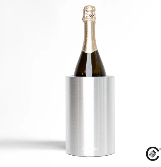 Bouteille de champagne dans un Coolenator argenté sur fond blanc.