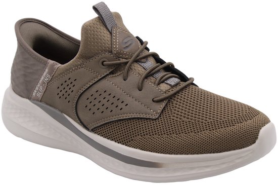 Mocassin Skechers kaki avec lacets, perforations et détail gaufré sur le talon.