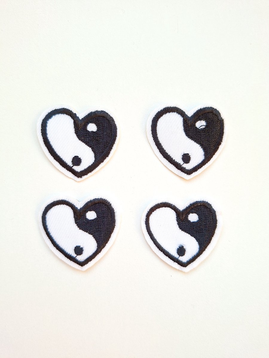 Embleem ''ying yang hartjes'' SET van 4 stuks, geluksbrenger, uitdeelcadeau, Carnaval, oeteldonk, carnavalsjassen, carnavalsemblemen oeteldonkstijl, carnavalskleding, patch, strijkembleem, Den Bosch