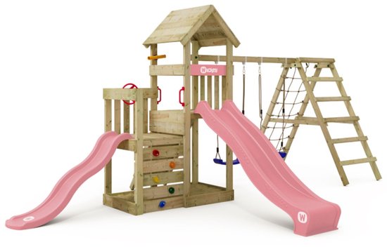 Een houten speeltoestel met twee roze glijbanen, schommels, een klimwand, een klimnet en een huisje.