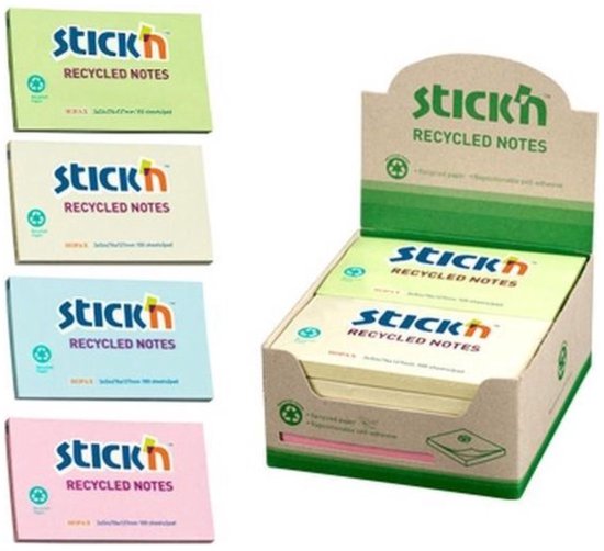 Display met Stick'n gerecyclede memoblokken in pastelkleuren: lichtgroen, geel, blauw en roze.