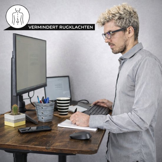 Man met bril werkt aan bruin zit sta bureau, vermindert rugklachten.