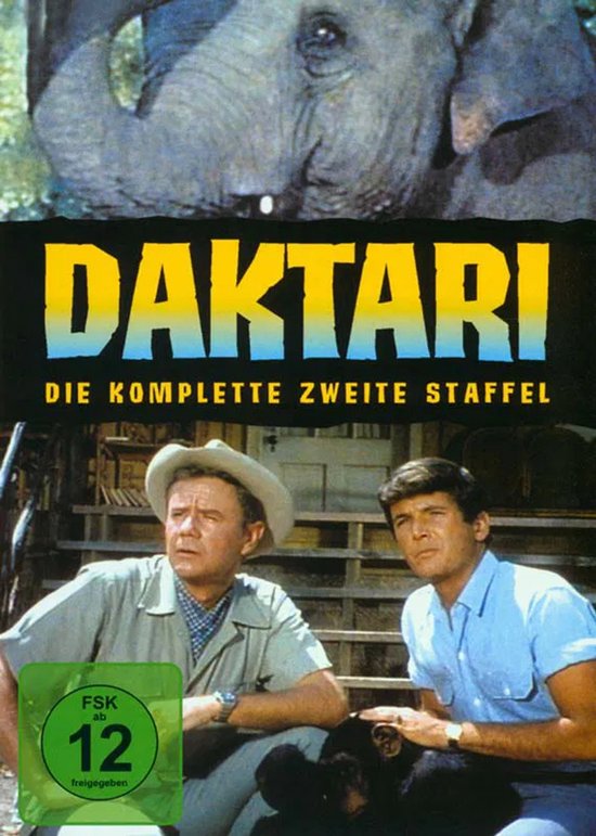 Twee mannen, een met hoed, en een chimpansee zitten op een trap; boven hen staat de titel 'DAKTARI'.