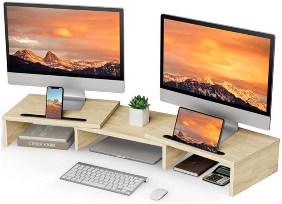 Dubbele monitorstandaard van houtkleurig materiaal met opbergruimte voor boeken en een laptop. Staat op bureau met toetsenbord en muis.