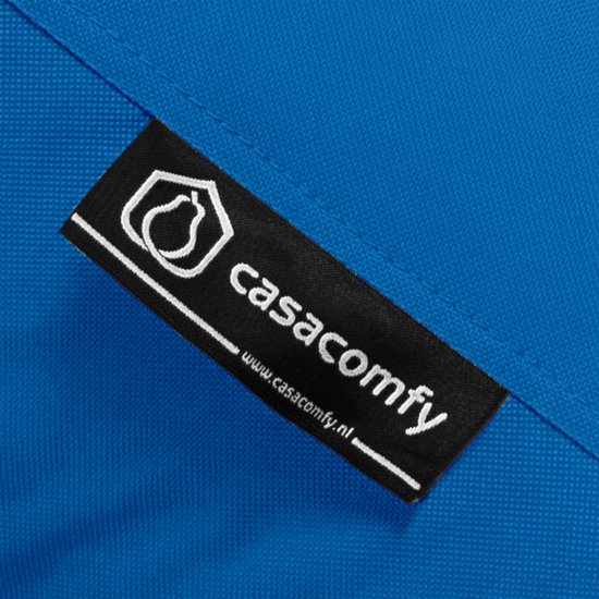 Zwart Casacomfy logo label op een helderblauwe zitzak.