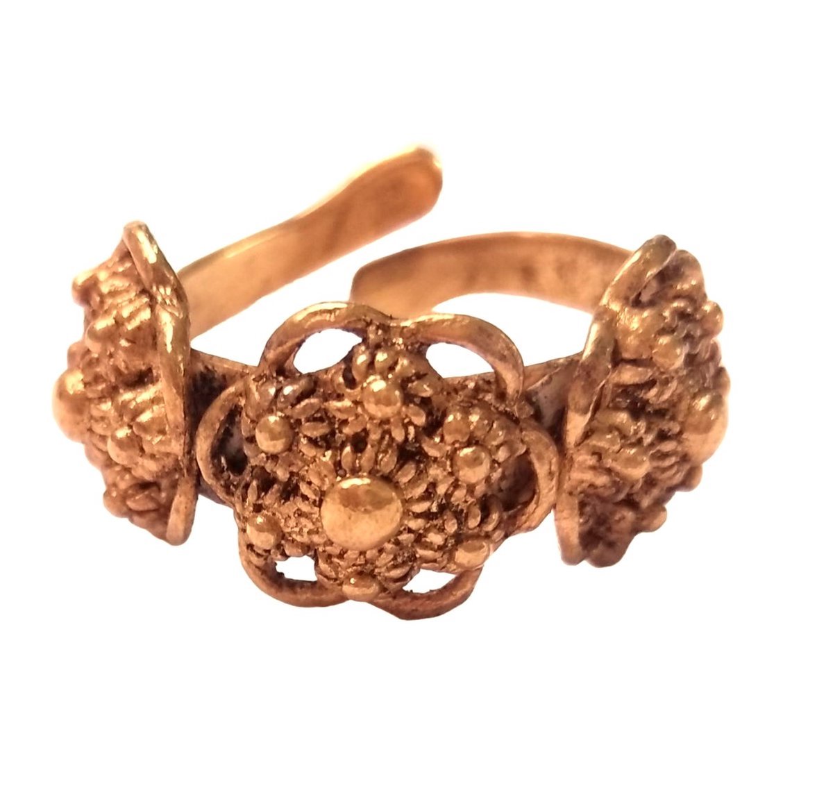 Zeeuws meisje _ elegante bescheiden verstelbare ring met drie fijne zeeuwse knoopjes verguld