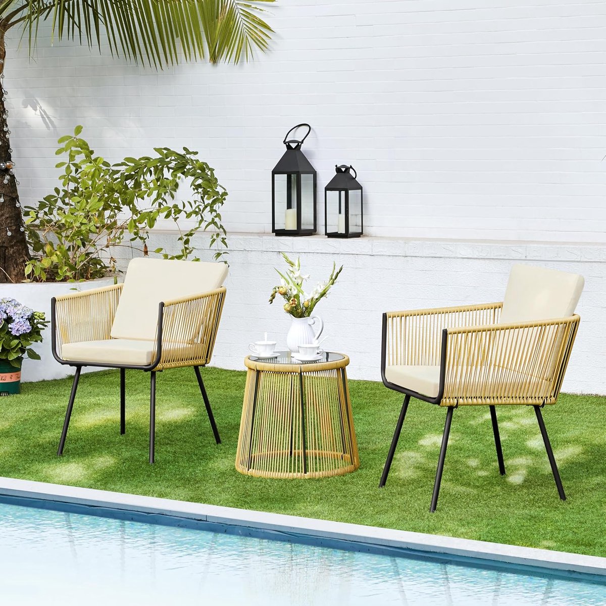 Vista Lounge Bistroset 3-Delig – Luxe Rotan Balkonset met 2 Fauteuils en Bijzettafel – Inclusief 6 cm Dikke Zit- & Rugkussens – Gehard Glas – Verstelbare Voetjes – 59 x 55,5 x 70,5 cm