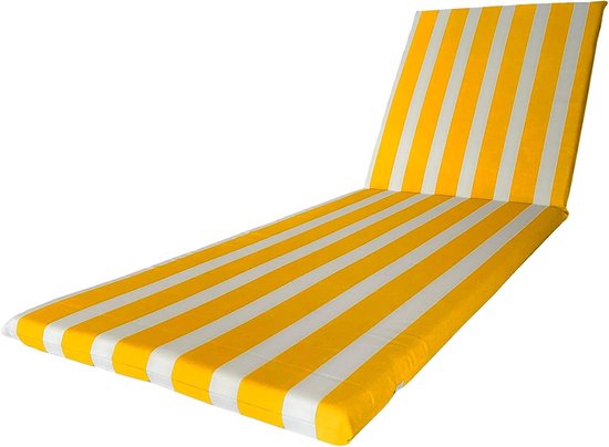Loungestoelkussen met gele en witte strepen, liggend op een witte achtergrond.