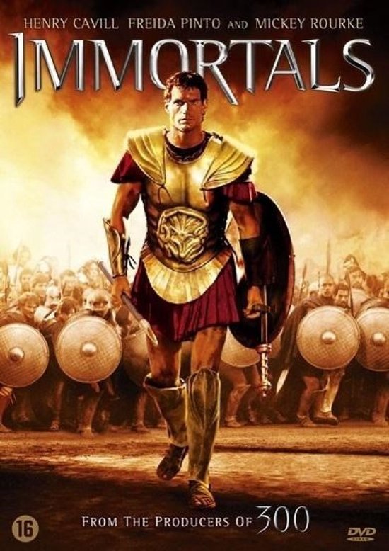 Een Griekse soldaat in gouden harnas en rode tuniek, met helm en schild, loopt naar voren.