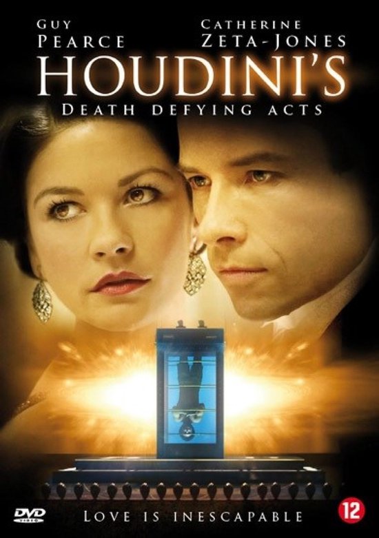 Film "Houdini's Death Defying Acts" avec Guy Pearce et Catherine Zeta-Jones. Au centre, une caisse étanche avec une personne à l'intérieur.