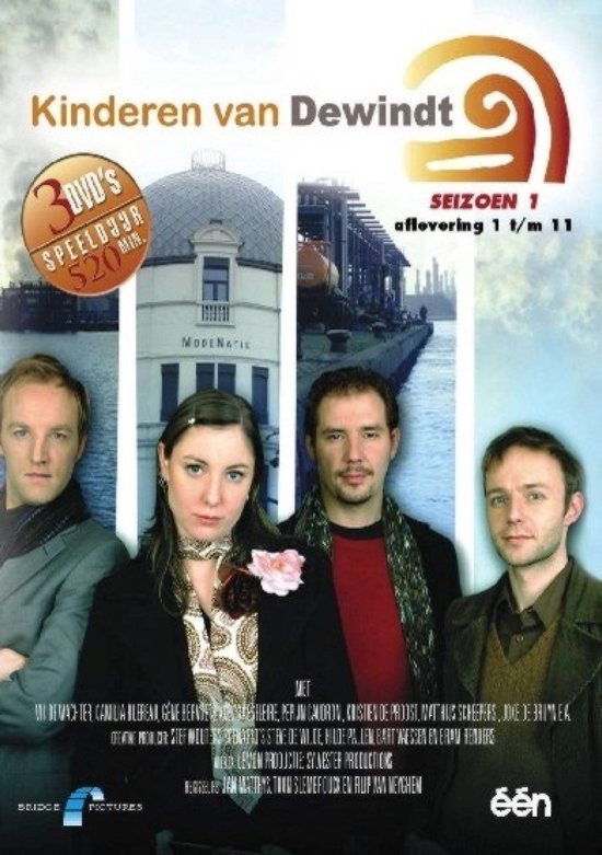 Kinderen van Dewindt, Saison 1, épisode 1 à 11. Quatre adultes posent devant un bâtiment et de l'eau. Avec 3 DVD, 520 minutes de temps de jeu.