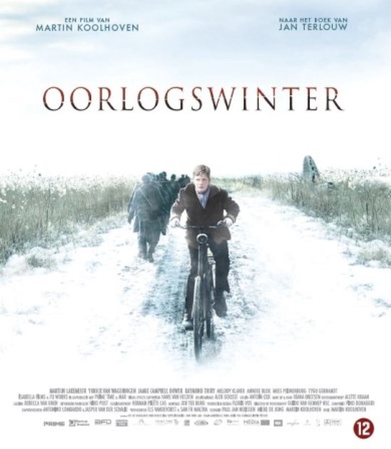 Een jongen op een fiets met achter hem een groep soldaten, in een winterse omgeving. Titel: Oorlogswinter.