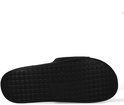 Onderkant van een zwarte slider slipper met wafelpatroon.