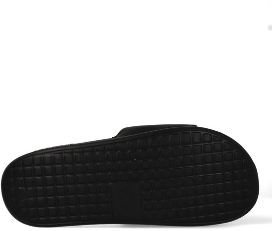 Onderkant van een zwarte slider slipper met wafelpatroon.