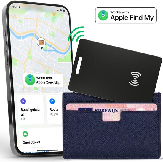 Zwarte trackerkaart met 'Apple Find My' logo naast een telefoon met kaart. Blauwe portemonnee met pas.