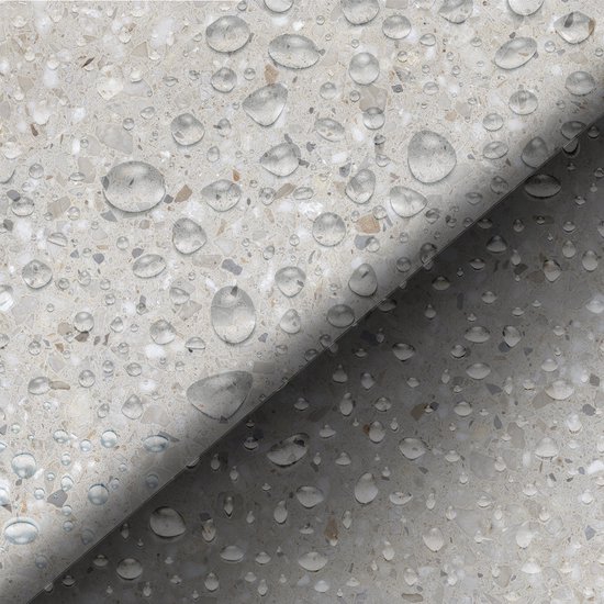 Grijze terrazzo vloer met waterdruppels, schaduw en diagonale vouw.