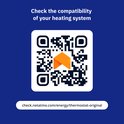 QR-code met een oranje huis-icoon in het midden, op een donkerblauwe achtergrond. De tekst luidt "Check the compatibility of your heating system".