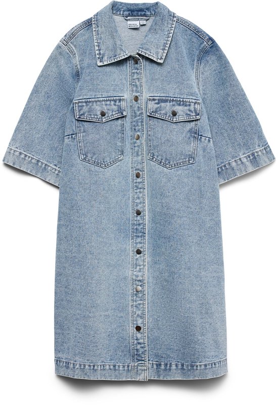 Robe en jean bleu clair à manches courtes, col, fermeture à boutons-pression et deux poches poitrine.